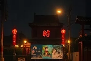 夜间接力赛第三棒交接处的跟拍机位画面